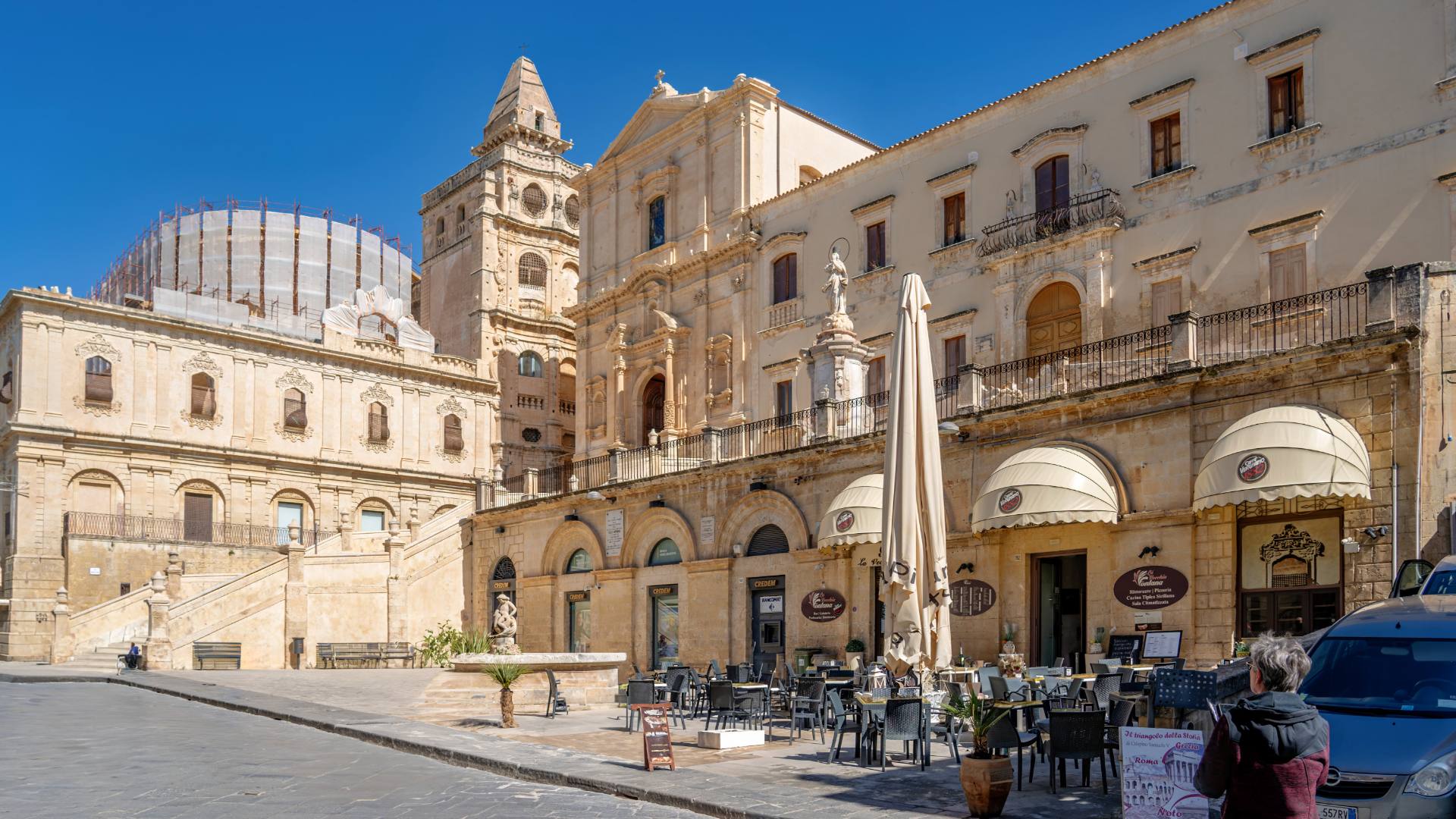 Die Chiesa di San Francesco d'Assisi all'Immacolata und das ehemalige Franziskanerkloster aus dem 18. Jahrhundert bestechen durch klassische Formen und barocke szenografische Gestaltung.